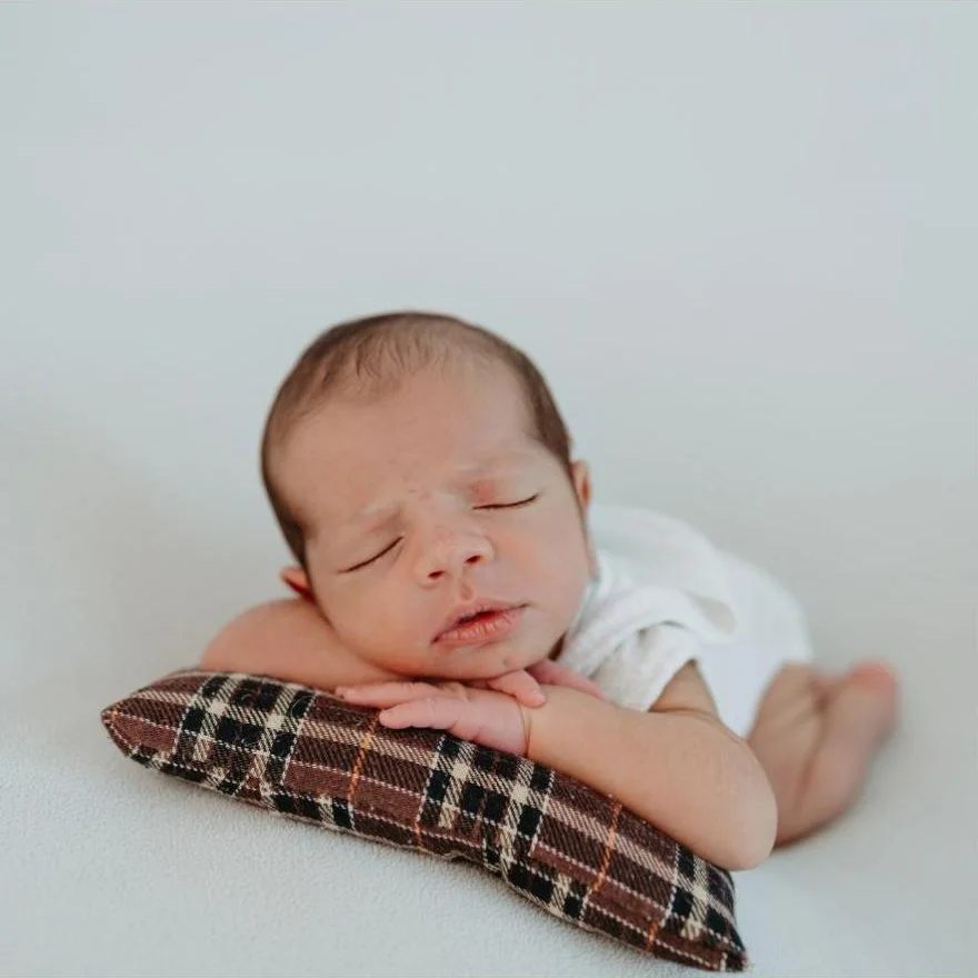 Bebê recém-nascido dormindo em ensaio newborn